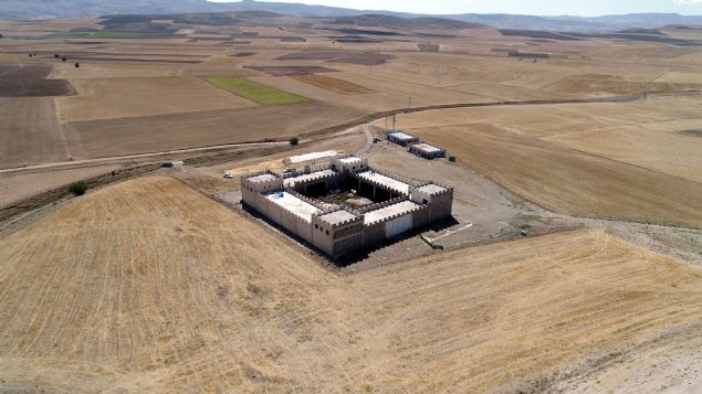 Deliilyas beldesiGazi Osman Paa Mahallesi yaknlarnda geen yl yapmna balanan bina, projesiyle bir ilk oldu. Almanya'da yaayan gurbeti Yaln Doan tarafndan yaptrlan binann kaleyi andran mimarisi dikkat ekti. naat ykseldike blgeden geen merakllar kendisine eken yapnn turistik bir tesis olduu dnlyor. 