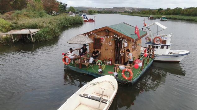 'Herkes geliyor, kramyorum insanlar. Fotoraf ekmek istiyorlar. Onlar da oturuyor. ay, kahve iip dnyor' diye konutu.      