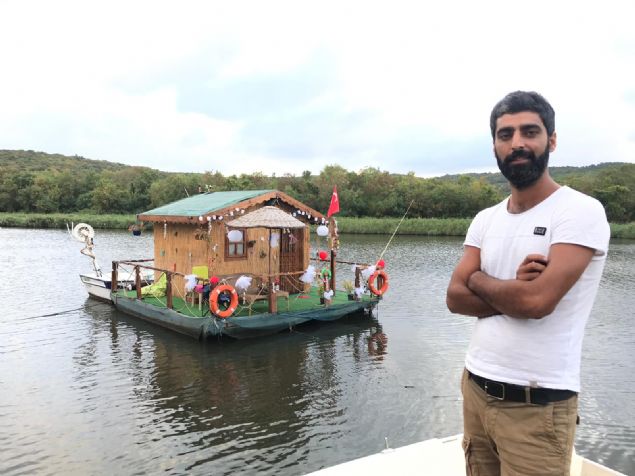 Fotoraflarn, gezginlerin ve evrede yaayanlarn ilgisini eken bu evde huzur bulduunu syleyen 30 yandaki Aksoy evin yapl hikayesini yle anlatt:    