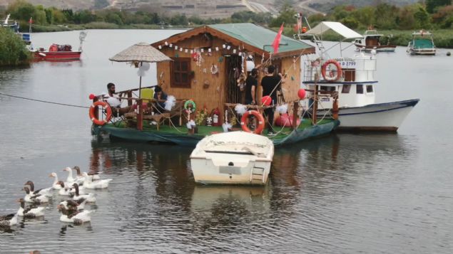 Huzur buluyorum burada. Mangalm yapyorum, aym kahvemi demliyorum. nsanlar geliyor fotoraf ekiyor.    