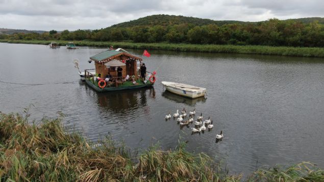 'Riva'da yayorum. Suyu, denizi seviyorum. 'Suyun zerine sal, tekne yapyorlar neden ev yapmyorlar?' diye dndm. Baladm, baardm yaptm.    