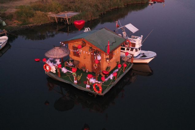 Gnde iki saat alarak yaptm. Makinalarn zerine koyup nce denize indirdim, sonra Riva deresine ektim.    