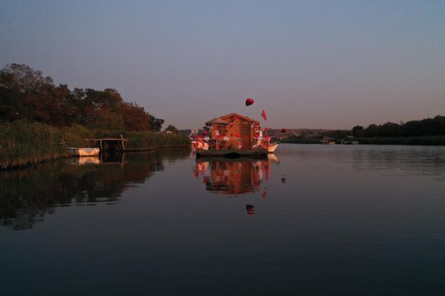 'Mangal yapmak iin zel bir alan, kap nnde masa sandalyeler, hatta evin dn ssleyen lambalarn yanmas iin gne enerjisi bile bulunuyor.'  