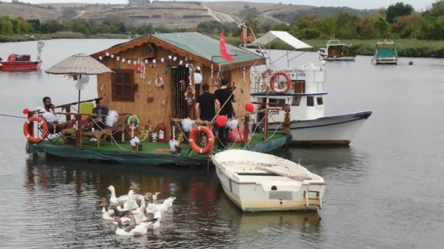 NCE MATEMATK HESABI LE YAPILDI  <br><br>  ok ksa bir srede yzen evi yaptn syleyen Aksoy, evin su zerinde durabilmesi ve batmamas iin matematik hesab yaptn syleten Aksoy, 'lk denememde oldu. Dnerek yaptm.     