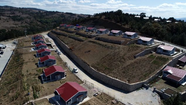 Ara trafii, egzoz gaz, grlt kirliliinin yannda rahat bir nefes alabilmek iin, insanlarn dinlenebilmesi, oksijenli bir hayat srmesi iin ve doadan ve yeilden faydalanabilmek iin insanlar bir aray ierisinde.   