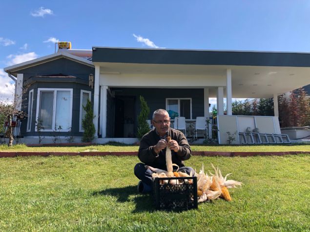 `BAHEDE BR OK SEBZE MEYVE YETEBLYOR  <br><br>  Bahede bir ok rn ekip biebildiklerini syleyen Dadeviren, 'Bahede sebze, meyve, domates biberinden patlcanna kadar, karpuza kavuna varncaya kadar bu sene rn olarak aldk. Fasulyelerimizi daha yeni topladk. Fasulyelerimiz ahane oldu. Topladk, komularmza dattk. Ee dosta ikram ettik. Gnn 8-10 saati bahede oynamakla geiyor' dedi.   