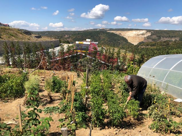 'Akam balkonda oturup  bir bardak ay imenin hi bir bedeli yok. Sabah kalktm zaman imenlerin zerinde kahvalt yapyorum. Grlt yok. Buradaki komularmz da ok iyi. Kimse kimseyi rahatsz etmiyor. Genel olarak tek bir sorunumuz var, o da su. Daha nce 30 hane vard. kinci etapla birlikte 70-80 hane olduk.  Suyu da kendi imkanlarmzla halletmeye alyoruz' dedi.   