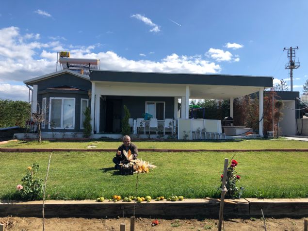 Bin rakml, da havasna sahip bir tepede yer alan krsal mahalledeki tek katl ve baheli hobi evleri sahipleri, yazn bahede, kn soba banda vakit geirerek streslerini, yorgunluklarn atarken, blge halk da bu turizm hareketliliinden memnun olduunu dile getiriyor.   