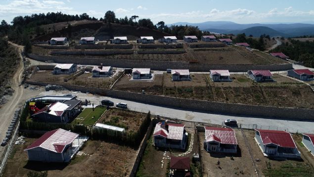 Orhaneli Belediyesi ile Bursa Salk alanlar Derneince (BUSAD) Uluda eteklerindeki Gktepe Mahallesi'nde tarma elverili olmayan 364 dnm alanda yaplan 200 hobi evi, burada arazisi bulunan yre halknn yzn gldrd.    