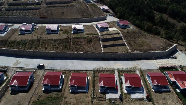 `BURAYA GELDM ZAMAN HER EY UNUTUYORUM  <br><br>  Bir arkadann tavsiyesi zerine Hobi Evlerinden satn alan Ramazan Dadeviren, 'Hayatmda yapmadm ileri burada yaptm. 60 yandaym. Domates ektim, biber ektim, meyve aalarm, ieklerim ve imenlerim var.    