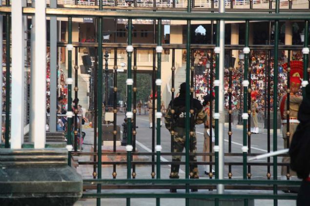                                                                 Tren esnasnda gelen seyircileri coturmak iin her iki lke de amigo kullanyor.                                                                        