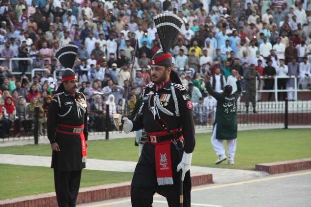                                                                 Sert baklarn ve yrylerin hakim olduu gsteri, iki lke askerlerinin el skmas ile son buluyor.                                                                               