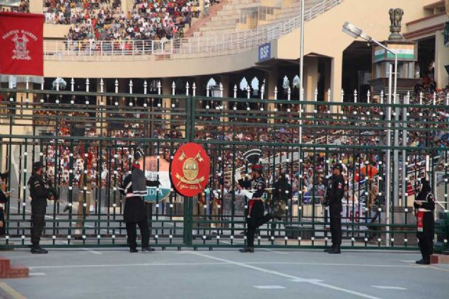                                                                 te Wagah Snr Kaps'ndaki askeri trenden kareler...                                                        