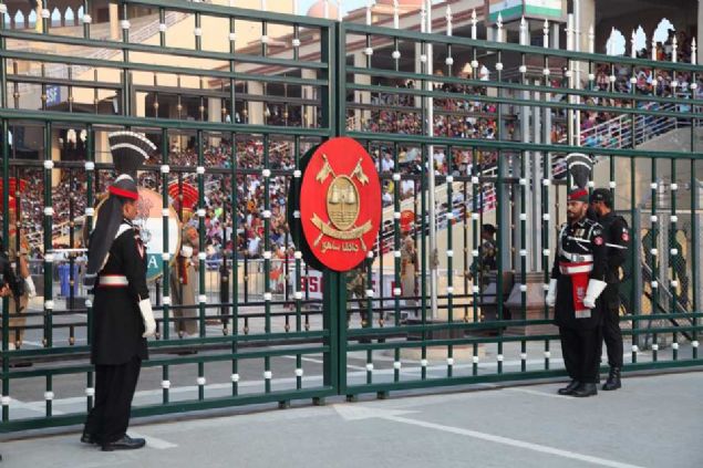                                                                 TrkMedya Dijital Haber Merkezi Takm Lideri Yaser Emre, yllardr devam eden Wagah Snr Kaps trenini grntledi. Tren sonunda iki tarafn askerleri el skarak, snr kaplarn kapatt.                   <br><br>  TM Dijital Haber Merkezi                                                                                     