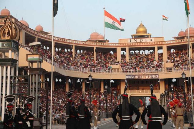                                                                 TrkMedya Dijital Haber Merkezi Takm Lideri Yaser Emre, Lahorda bulunan Wagah Snr Kapsna giderek, iki lke arasndaki treni grntledi.                                                                        