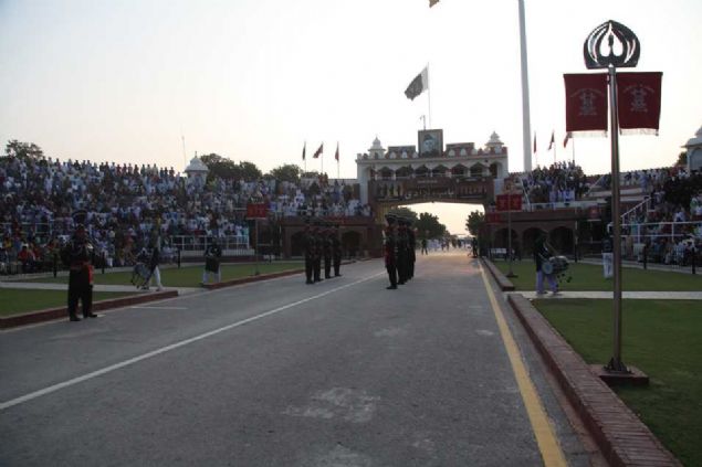                                                                 ki lke askerlerinin karlkl g gsterileri ve marlar ile balayan tren, ayn zamanda yzlerce seyircinin yapt tezahratlarla da daha heyecanl bir hal alyor.                                                                