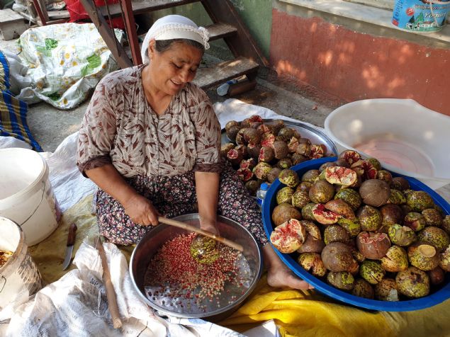 <p font-size:=' roboto=' style='box-sizing: border-box; margin: 0px 0px 10px; padding: 0px; border: 0px; list-style-type: none; color: rgb(51, 51, 51); font-family: '>  	Nar suyu süzüldükten sonra kazanlara konularak odun ateinde 5-7 saat kaynatlyor. Koyulaan nar ekisi, daha sonra ielere konularak soumaya braklyor.</p>  <div>  	 </div>  