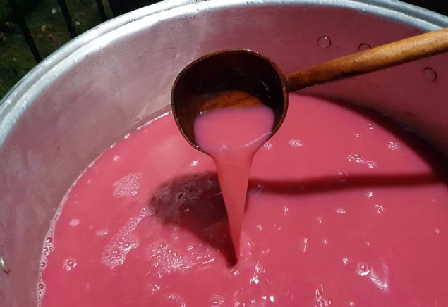 <p style='box-sizing: border-box; margin: 0px 0px 10px; padding: 0px; border: 0px; list-style-type: none; color: rgb(51, 51, 51); font-family: "Roboto Condensed"; font-size: 19px;'>  	Emine Göçer de organik nar ekisinin sala yararl olduunu belirterek, "Her yl zahmetli bir yolcuun ardndan nar ekisi yapyoruz. Eylül veya ekim aylarnda yaptmz nar ekisinin hem aile bütçemize hem de sofralarmza katks var. Yaklak 15 kilogram nardan 1 kilogram eki elde ediyoruz. Ekimizin fiyat ise geçen ylki gibi kilogram 30 liradan satlyor." ifadelerini kulland.</p>  <div>  	 </div>  