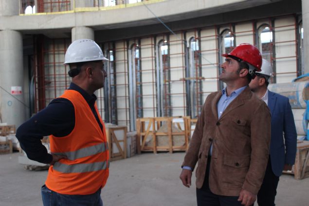 �u anda y�zde elliden fazla mermer d�� kaplamas� tamamlanmak �zere. Y�l sonuna kadar d��ar�yla irtibat� kesilmi� olacak yani camlar� tak�lm�� olacak. D�� kaplamalar� tamamlanm�� olacak, ald���m�z bilgilere g�re ekim ay� sonunda in�allah minarelerinin de malzemeleri gelmi� onlarda kaplanm�� olacak. Ondan sonra i� s�slemeleri a�amas�na ge�ilecek� diye konu�tu. 