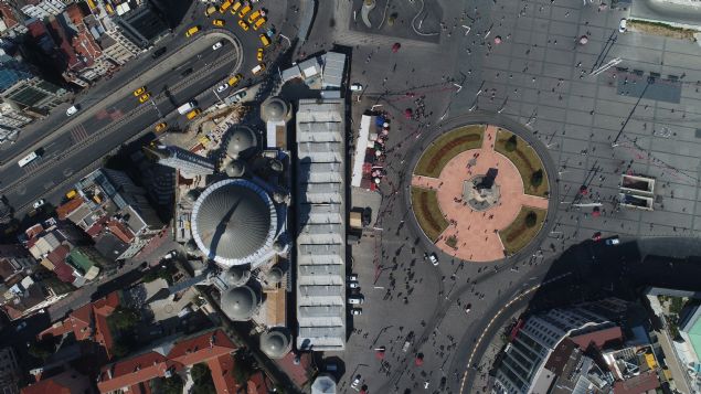 Havadan g�r�nt�lerde caminin minarelerinde iskelelerin kurulu oldu�u ve �al��malar�n devam etti�i de g�r�ld�. 2 bin 482 metrekarelik alanda in�as� devam eden modern ve klasi�i birle�tiren bir mimari tarzda vatanda�lar�n ibadetine sunulacak olan caminin ince i��ili�i i�in �al��malar da s�r�yor.  