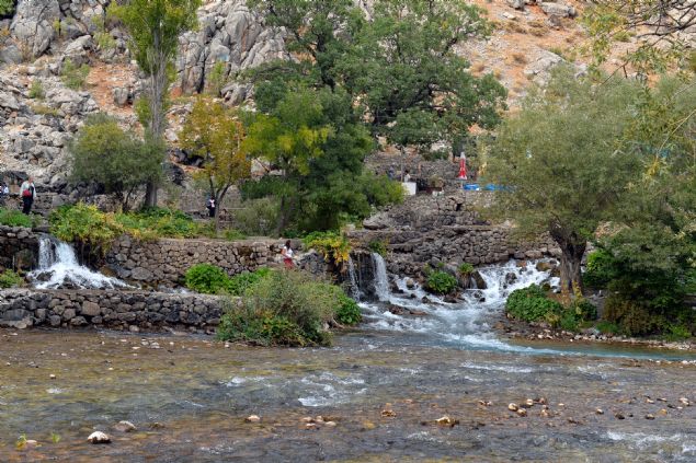 <p style='box-sizing: border-box; margin: 0px 0px 10px; padding: 0px; border: 0px; list-style-type: none; color: rgb(51, 51, 51); font-family: "Roboto Condensed"; font-size: 19px;'> <strong style='box-sizing: border-box; margin: 0px; padding: 0px; border: 0px;'>- "HUZURUN DEVAM ETMESİ EKONOMİK KATKI SAĞLAYACAK"</strong></p> <p style='box-sizing: border-box; margin: 0px 0px 10px; padding: 0px; border: 0px; list-style-type: none; color: rgb(51, 51, 51); font-family: "Roboto Condensed"; font-size: 19px;'> Haskırış, 1 Haziran ve 30 Ağustos tarihleri arasında Munzur Gözeleri'ni görmek için Tunceli ve Hozat kara yolundan yaklaşık 300 bin aracın Ovacık ilçesine geçtiğini, 800-900 bin arası turistin ilçeye geldiğini dile getirdi.</p>