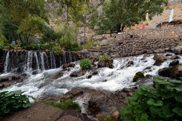 <p style='box-sizing: border-box; margin: 0px 0px 10px; padding: 0px; border: 0px; list-style-type: none; color: rgb(51, 51, 51); font-family: "Roboto Condensed"; font-size: 19px;'> Huzur ortamının devam etmesi temennisinde bulunan Haskırış, "Bu huzurun devam etmesi, ekonomik anlamda Ovacık'a ciddi katkı sağlayacaktır. Yatırımcılarımızı bu bölgeye gelmeleri için cezbedecektir, onları teşvik edecektir. İnşallah terörle mücadele noktasında başarılı bir sonuç alırız, bölgemizde terörist kalmaz ve bölgemize huzur gelir." diye konuştu.</p> <div> </div>