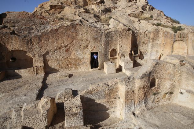 <p font-size:=' roboto=' style='box-sizing: border-box; margin: 0px 0px 10px; padding: 0px; border: 0px; list-style-type: none; color: rgb(51, 51, 51); font-family: '>  	T&uuml;rkiye'nin peribacalar�, do�al kaya olu�umlar�yla kapl� vadileri, kayadan oyma tarihi manast�rlar�, yer alt� �ehirlerinin yan� s�ra &ccedil;e�itli k&uuml;lt&uuml;rel, tarihi ve do�al zenginlikleri ile tan�nan Kapadokya b&ouml;lgesinde, yeterince tan�t�lmad��� i&ccedil;in bilinmeyen baz� yap�lar da bulunuyor.</p>  <div>  	&nbsp;</div>  