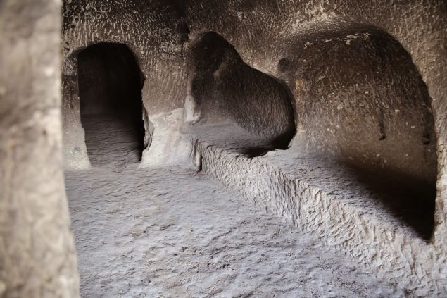 <p font-size:=' roboto=' style='box-sizing: border-box; margin: 0px 0px 10px; padding: 0px; border: 0px; list-style-type: none; color: rgb(51, 51, 51); font-family: '>  	1998 y�l�nda alandaki bir ma�ara giri�inin &ouml;n&uuml;n&uuml;n a&ccedil;�lmas� i&ccedil;in yap�lan temizlik &ccedil;al��mas�nda tesad&uuml;fen ortaya &ccedil;�kar�lan ve t&uuml;nellerle birbirine ba�lanan kayadan oyma yap�da, yarg�lama alan�, hakim ve j&uuml;rinin bulundu�u mekanlar, mahkumlar�n tutuldu�u ta� yatakl� odalar, g&ouml;r&uuml;�me, infaz alan� ve mezarlar bulunuyor.</p>  <div>  	&nbsp;</div>  