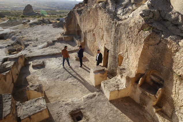 <p font-size:=' roboto=' style='box-sizing: border-box; margin: 0px 0px 10px; padding: 0px; border: 0px; list-style-type: none; color: rgb(51, 51, 51); font-family: '>  	Bu yap�lardan olan ve Nev�ehir&rsquo;in &Uuml;rg&uuml;p il&ccedil;esine ba�l� Ortahisar beldesinde bulunan Zindan Tepesi'nin turizme kazand�r�lmas� ama&ccedil;lan�yor.</p>  <div>  	&nbsp;</div>  