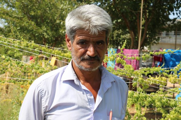 <p style='box-sizing: border-box; margin: 0px 0px 10px; padding: 0px; border: 0px; list-style-type: none; color: rgb(51, 51, 51); font-family: "Roboto Condensed"; font-size: 19px;'> Kudret narını zeytinyağıyla karıştırıp kullandığını ve mide rahatsızlığına iyi geldiğini dile getiren Taştan, şöyle konuştu: "Kudret narının bölgede yetiştiğini görünce bunu her yıl arttırarak çoğalttım. Kudret narını ben kullandıktan sonra iyi geldiğini öğrendim ve etrafımdaki insanlara da vermeye başladım. Şanlıurfa'dan, Harran'dan ilçelerden ve köylerden gelen hastalarımız Allah'ın izniyle şifa buldu. Şimdiye kadar yaklaşık bin kişiye bir ücret talebim olmadan kudret narı karışımı verdim ve yaklaşık bu hastaların yüzde 90'ı fayda gördüğünü bana iletti. İnsanlara faydalı olmak bana gurur veriyor. Amacım bu ürünü daha da arttırarak insanlara faydalı olmak istiyorum."</p> <div> </div>