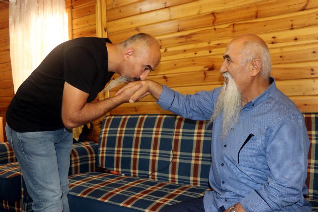 aziye Cingz ise einin byk uzatma merakn ilk zamanlar garipsediini ancak daha sonra altn belirterek, 'Her gn eimin byklarn taryorum, fn ekiyorum. ok zor i. Bir taraftan ocuklarla ura, bir taraftan ev ileri, zorlanyordum. Olum da byk braknca houma gitti ama zorluunu bildiim iin kzdm.' diye konutu.     