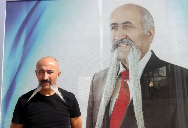 Sezai Cingz'n ei aziye Cingz de ei ve olunun byklarna sa kurutma makinesi ve sa spreyi kullanarak ekil vererek bakm yapyor.     