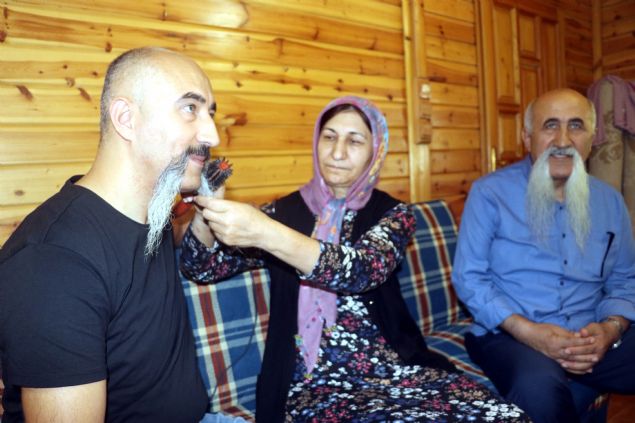 Uzun by olunun da tercih ettiini dile getiren Cingz, unlar kaydetti:    'Byk olum da uzatt byklarn, bizim adeti o srdrecek. Ben mezara, byklar pazara diyorum. lene kadar byklarm kesmeyeceim. Olumun byk brakmas da houma gitti. Benim yolumdan gittiini belli etti. Bir evladn babasna zenmesi ok gzel bir duygu. O da bu ii gtrr inallah. Torunlarm da zeniyor zaten. 'Dede ben de byk brakacam' diyorlar.'     