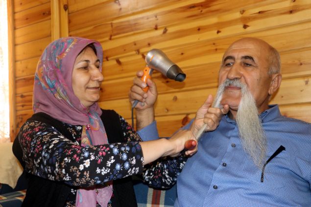 evresinde 'Pala Day' olarak tannan 4 ocuk babas 56 yandaki esnaf Sezai Cingz'n, yllardr uzatt byklar 1 metreyi bulan uzunluuyla ilgi oda oluyor.     