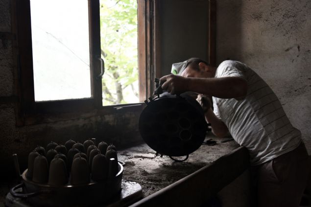 BU ���N K�KEN� SADECE BURASI'  <br><br>  �rettikleri zilleri il�e merkezindeki bir esnaf�n Ankara, �stanbul ve �zmir�de ki toptanc�lara g�ndermesiyle satt�klar�n�, T�rkiye ve d�nya geneline zillerin K�rt�n�den da��ld���n� kaydeden Y�ndemir, �T�rkiye�de zili buradan ba�ka �reten sadece buradan Samsun�a g�� eden bir arkada��m�z var o yap�yor. Ayn� sistemde yap�yor. Bu i�in k�keni sadece buras�. Fabrikasyon sistemini denediler ama yap�lamad�.'    