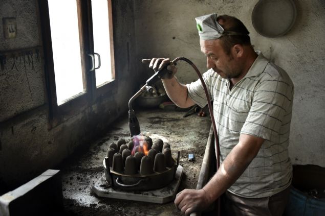 'Buna benim kendi evlad�m da dahil. Bu i� fabrikada yap�lamaz. Burada aktif �al��an ustalara en az�ndan bir ekonomik destek veya sigortas� �denmesi konusunda bir kolayl�k g�sterilmesini istiyoruz.�    