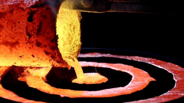 Daha �ok b�y�k ve k���k ba� hayvanlar�n boyunlar�na as�lan, ev ve i�yerlerinde dekor olarak da kullan�lan zil �retimi uzun y�llardan beri K�rt�n il�esinde ger�ekle�tiriliyor. Ses ayar� yap�lamamas� nedeniyle fabrikasyon �retiminin ba�ar�s�zl�kla sonu�land��� zil �retimini K�rt�n il�esinde de yapan yaln�zca 15 usta kald�.    