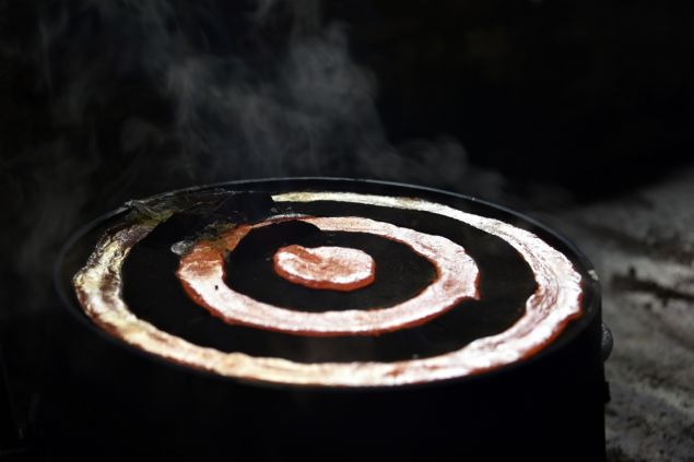 'S�REKL� GAZ VE DUMANA MARUZ KALIYORUZ'  <br><br>  Evinin kap�s�ndaki at�lyesinde metallerin eritildi�i k�r�k i�in �zel bir baca sistemi yapmas�na ra�men s�rekli gaz ve dumana maruz kald�klar�n� ifade eden Y�ndemir, yer alt�nda �al��an madencilerden farklar�n�n olmad���n� belirterek, �Madenciler erken emekli olabiliyorlar.'    