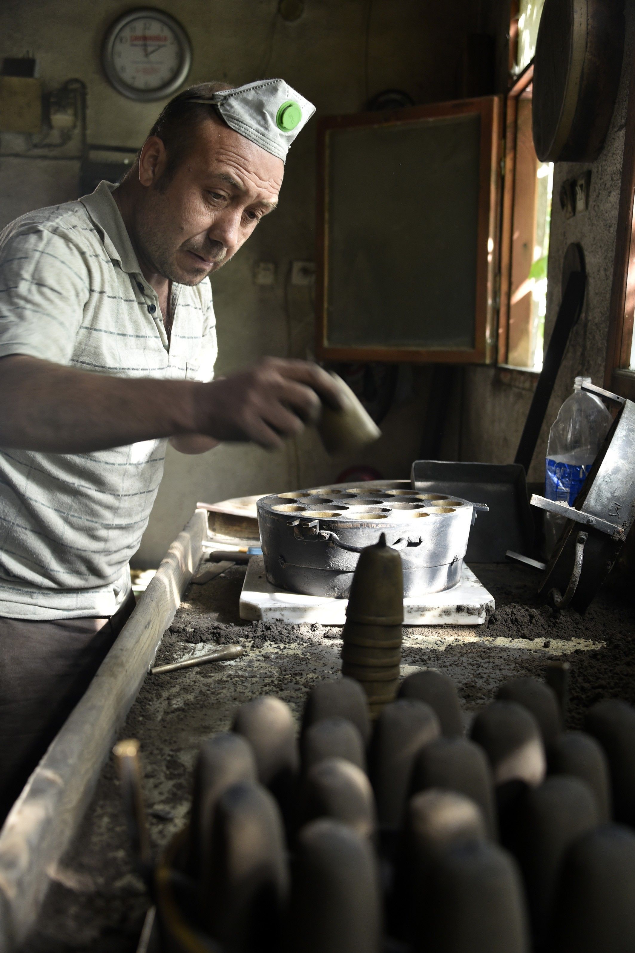 Metallerden ��kan gaz, buhar ve toz nedeniyle bug�ne kadar bir�ok ustan�n cilt kanseri oldu�u, akci�er rahats�zl��� ya�ad���n� kaydeden ustalar madencilerden hi�bir farklar�n�n olmad���n� belirterek kendilerinin de erken emeklili�i i�in y�pranma pay� verilmesini istedi.    