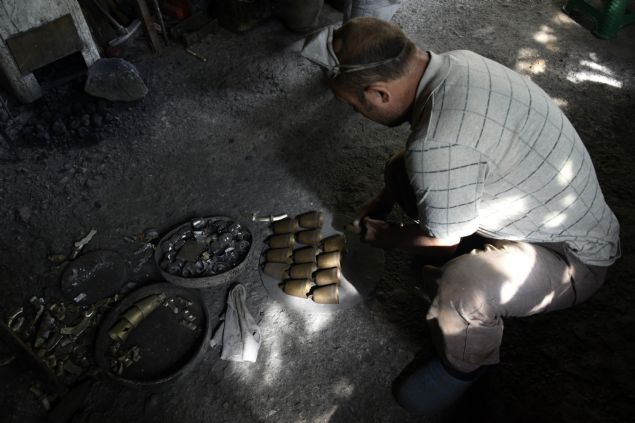 Elenip �e�itli kar���mlarla kumdan kal�b�n haz�rlanmas�n�n ard�ndan bu kez gaz� al�nm�� ceviz kok k�m�r�nde eritilen eski musluk, batarya ve di�er baz� metaller eritildikten sonra kal�ba d�k�l�yor.    