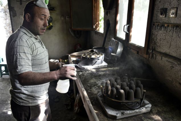 Bir zamanlar y�zlerce ustan�n bulundu�u K�rt�n�de �En fazla ya�ayan�m�z 55 ya��n� g�r�yor� de�erlendirmesi nedeniyle �ocuklar�n�n bile bu i�i yapmak istememesi ise bir el sanat�n�n daha yok olaca��n�n sinyallerini veriyor.    