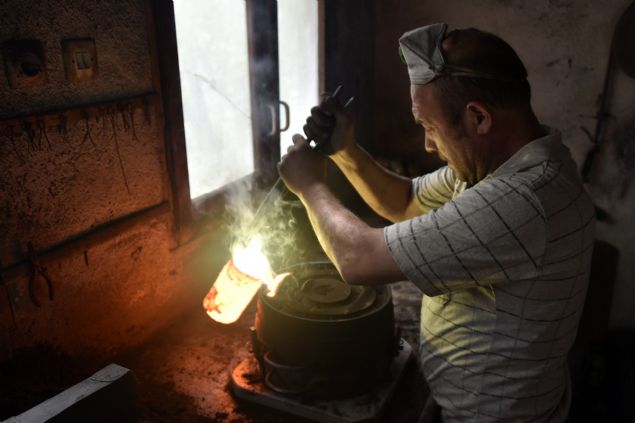 'BU EL SANATLARINI �LD�RMEMEK LAZIM'  <br><br>  Yakla��k 25 y�ld�r yapt��� i�i bug�n imkan bulsa b�rakaca��n� anlatan Y�ndemir, gerek�elerini ise ��yle s�ralad�: �Benim elimde imkan�m olsa bug�n vazge�erim. Ekonomik olarak �ok fazla bir getirisi yok. Bir ay boyunca �al��sak sigorta giderlerinden sonra bize kalan para asgari �cret dolay�nda.     