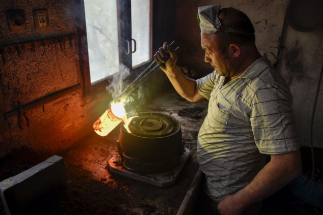 'Bu rakamlarla 2 ��renci okutup 5 n�fus bakmak zorunday�m. Sa�l�k a��s�ndan d�k�m yapanlar �ok uzun s�reli ya�ayanlar de�il. Ci�er rahats�zl���, cilt kanseri veya pankreas kanseri gibi hastal�klardan 50-55 ya� civar�nda vefat ediyorlar.'    