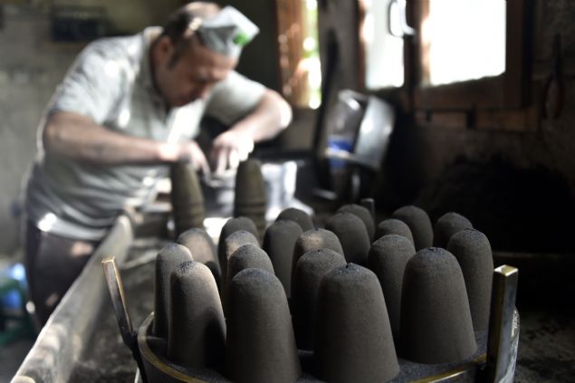 T�rkiye�de yaln�zca K�rt�n�de ve buradan g�� eden bir ustan�n Samsun�da �retti�i �K�rkambar Sanayi Sar�s�� rengindeki zilin �retimi i�in ilk olarak Har�it �ay�ndan s�f�r numara kum al�n�yor.    