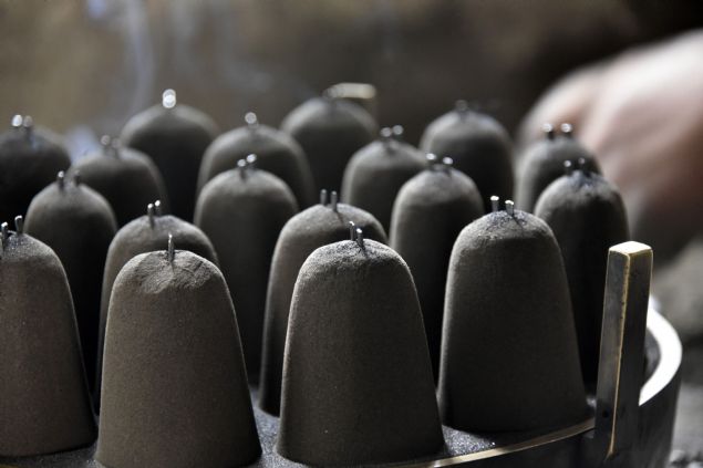 �l�e merkezimdeki Camiyan� mahallesinde 25 y�ld�r zil d�k�m� yapan 3 �ocuk babas� �eref Y�ndemir (45), dedelerinden kalan el sanat�n� s�rd�rd�klerini fakat son d�nemde i�lerin iyice d��t���n� s�yledi.    