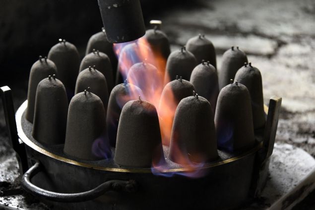 'Bunlar� gaz� al�nm�� ceviz kok k�m�r�yle k�r�kte bir potan�n i�erisinde eriterek i�erisine katk� maddelerini kat�p eritip kal�plar�m�z� haz�rlad�ktan sonra d�k�m a�amas�na ge�iyoruz. Bir g�nde ziline g�re de�i�ir. S�f�r numara denilen zilden 70 civar�nda b�y�kleri daha az �retiyoruz. Ortalama 40-50 adet aras�nda zil imal ediyoruz� dedi.    