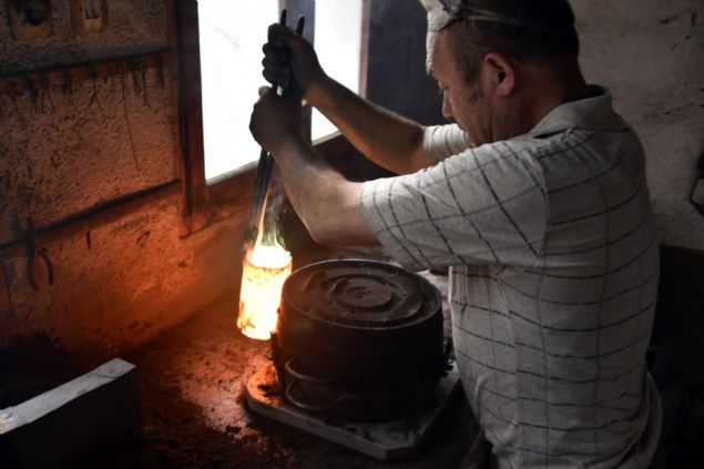 'Kumun �zelli�inden dolay� olmad�. Ne olursa olsun bu klasik sistem olmak zorunda. Fabrikasyon yapt�klar� zaman bu sesi vermiyor. Teneke gibi ses veriyor. Sar� ayar� sanayilerde K�rkambar Sanayi Sar�s� diye ge�er bizim sar�. Biz o sesi bulmak i�in i�ine kat�lacak kur�unu, bak�r�, �inkoyu, al�minyumu tecr�be ile kat�yoruz� diye konu�tu.'    