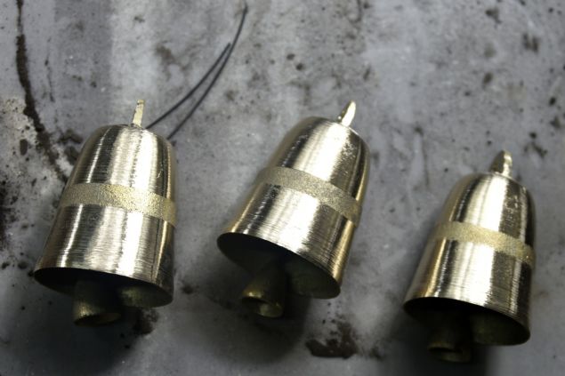 Bunun i�erisinde tutulmas� i�in baz� katk� maddeleri kat�l�yor. Bu d�k�len zillerin hammaddesi evlerde kulland���m�z musluk, bataryalar.'    