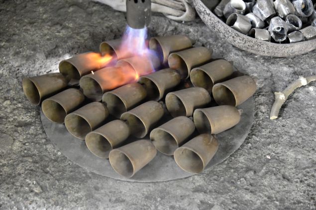 �Bir zilin ortaya ��kabilmesi i�in en az 70 defa elden ge�mesi gerekiyor�   <br><br>  �l�ede kendisi gibi 15 usta oldu�unu ve ge�imlerini buradan sa�lad�klar�n� kaydeden Y�ndemir, �Bir zilin ortaya ��kabilmesi i�in en az 70 defa elden ge�mesi gerekiyor. Bunun kendine has a�amalar� var. Kal�p haz�rlama, d�k�m, i�leme a�amalar� var. Bu a�amalar�n ard�ndan zil olarak sat��a haz�r hale getiriliyor.'    