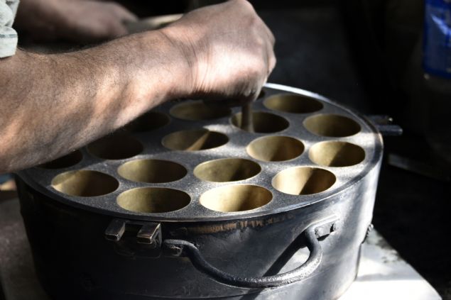 Kum a�amas�ndan kal�p a�amas�na, d�k�mden silinme a�amas�na kadar 70 farkl� a�amadan ge�en zil �retimi yapan zanaatkarlar�n en b�y�k s�k�nt�s� ise y�pranma pay�.     